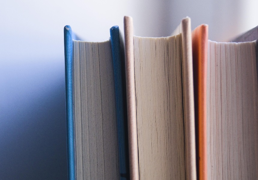 Imagen con tres libros